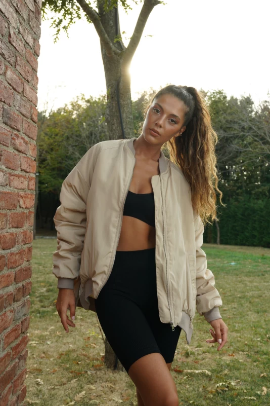 Bej Oversize Bomber Ceket, Siyah V Yaka İp Askılı Crop, Siyah Biker Tayt