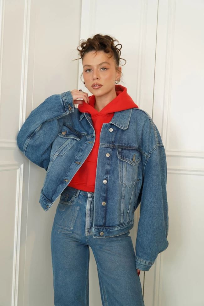 Mavi Zr Oversize Jean Ceket, Kırmızı Ck Kapşonlu Sweatshirt, Mavi Varak Baskılı Kesik Paça Jean